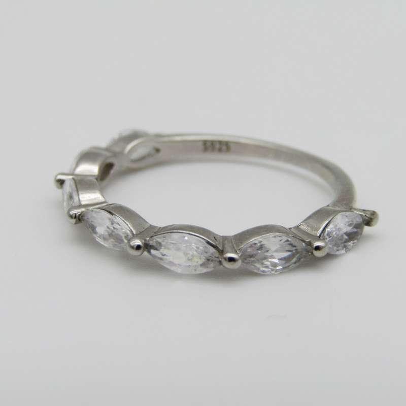 Sterling Silver ring with 7 clear stones - Size S - 2,1g