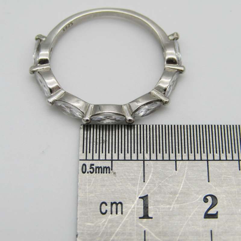 Sterling Silver ring with 7 clear stones - Size S - 2,1g