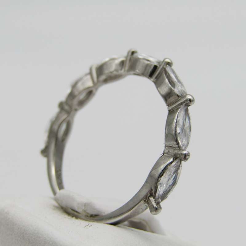 Sterling Silver ring with 7 clear stones - Size S - 2,2g