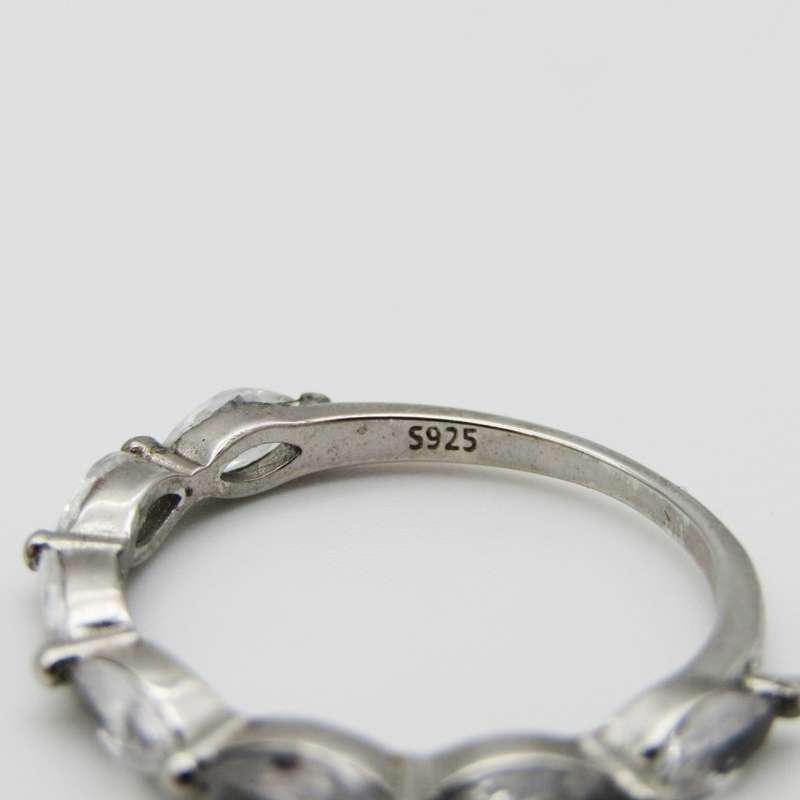 Sterling Silver ring with 7 clear stones - Size S - 2,2g