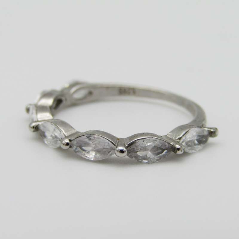 Sterling Silver ring with 7 clear stones - Size S - 2,2g