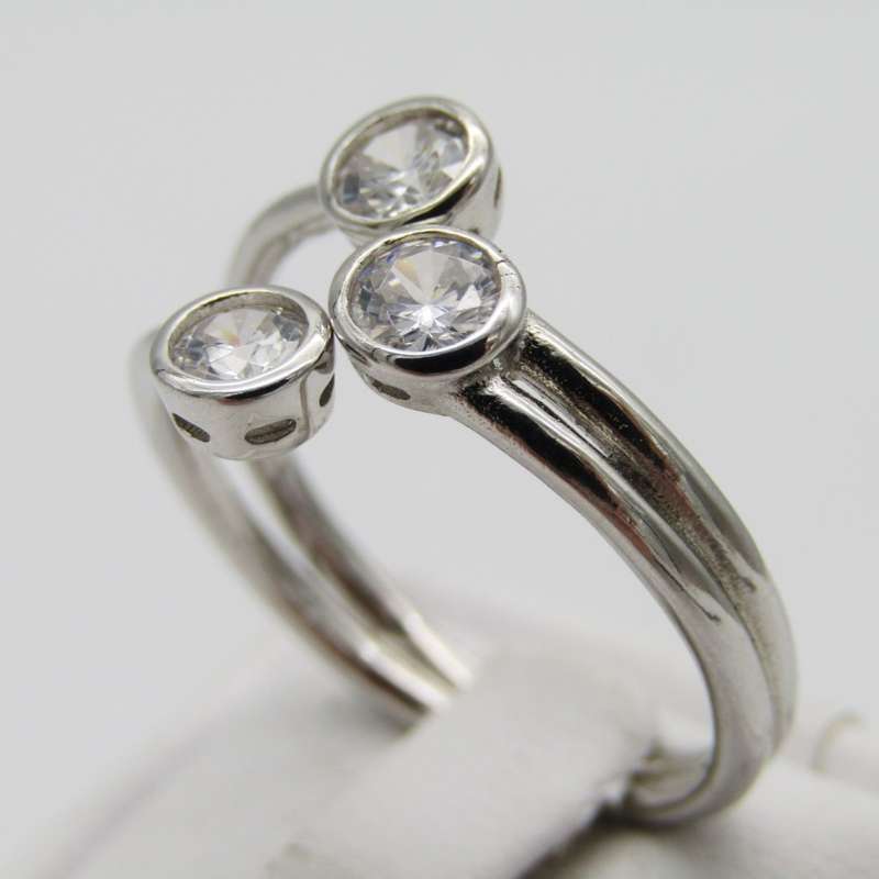 Sterling Silver ring with 3 clear stones - Size S - 3,3g