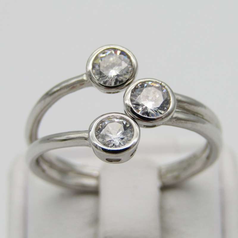 Sterling Silver ring with 3 clear stones - Size S - 3,3g