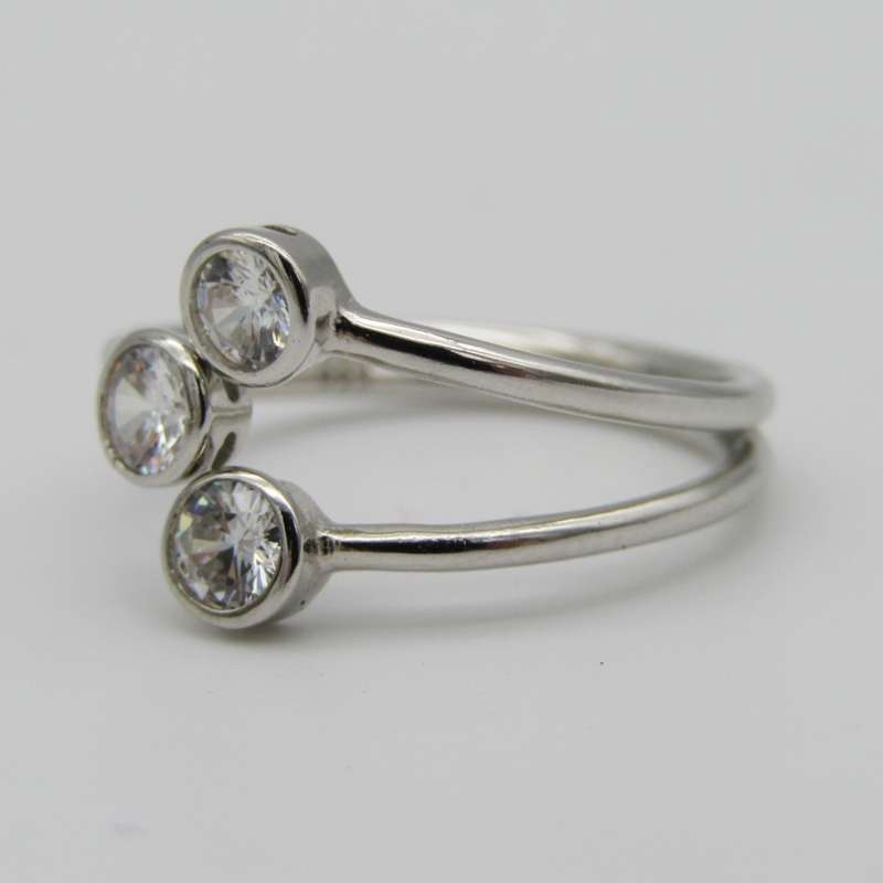 Sterling Silver ring with 3 clear stones - Size S - 3,3g