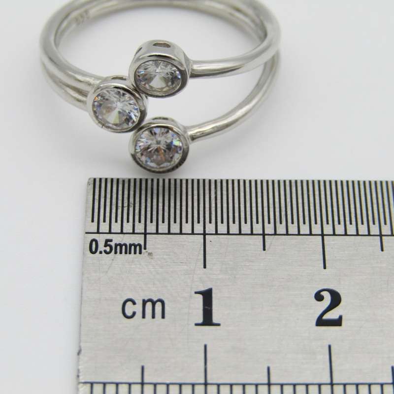 Sterling Silver ring with 3 clear stones - Size S - 3,3g