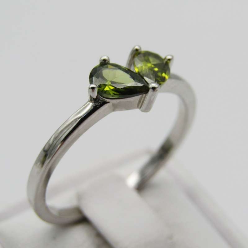Sterling Silver ring with two green teardrop shaped stones - Size R - 2,1g