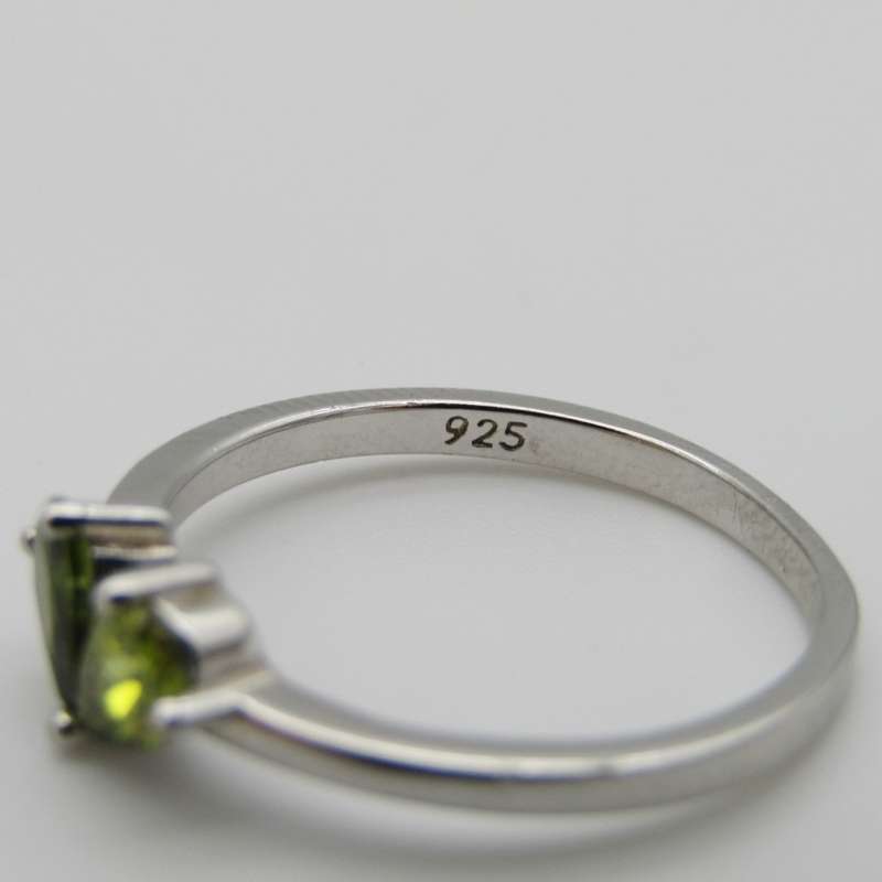 Sterling Silver ring with two green teardrop shaped stones - Size R - 2,1g