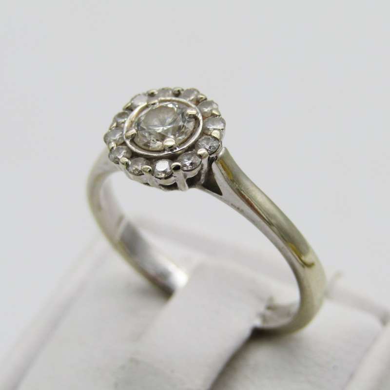 18kt White Gold Petals ring with 0,30ct diamond surrounded by 12 smaller diamonds