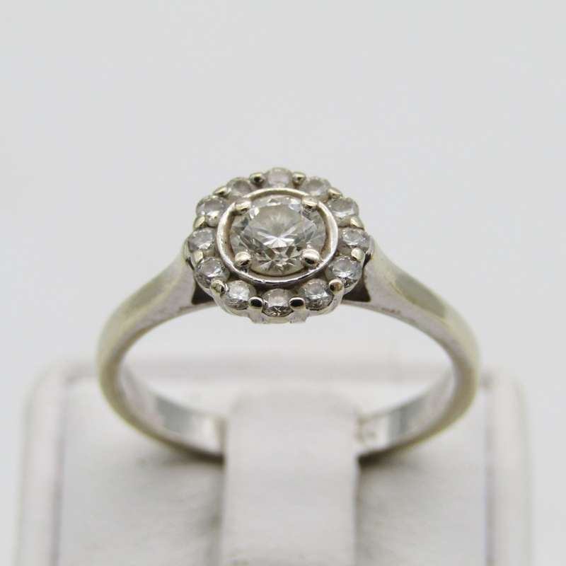 18kt White Gold Petals ring with 0,30ct diamond surrounded by 12 smaller diamonds