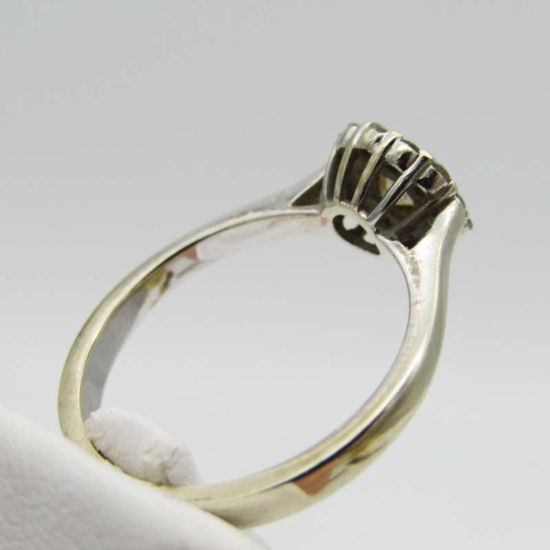 18kt White Gold Petals ring with 0,30ct diamond surrounded by 12 smaller diamonds
