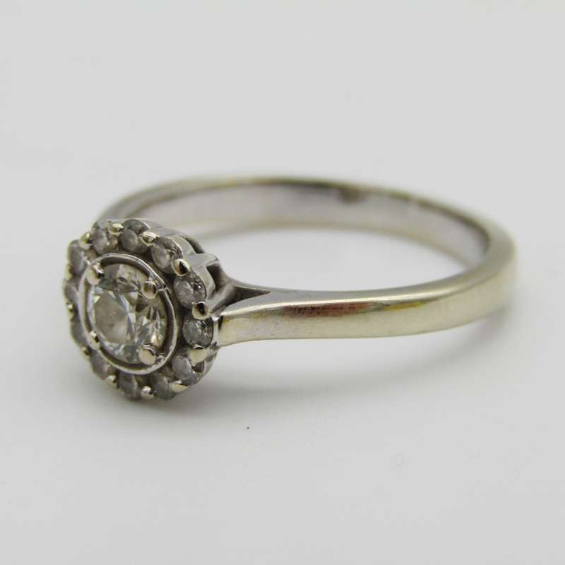 18kt White Gold Petals ring with 0,30ct diamond surrounded by 12 smaller diamonds