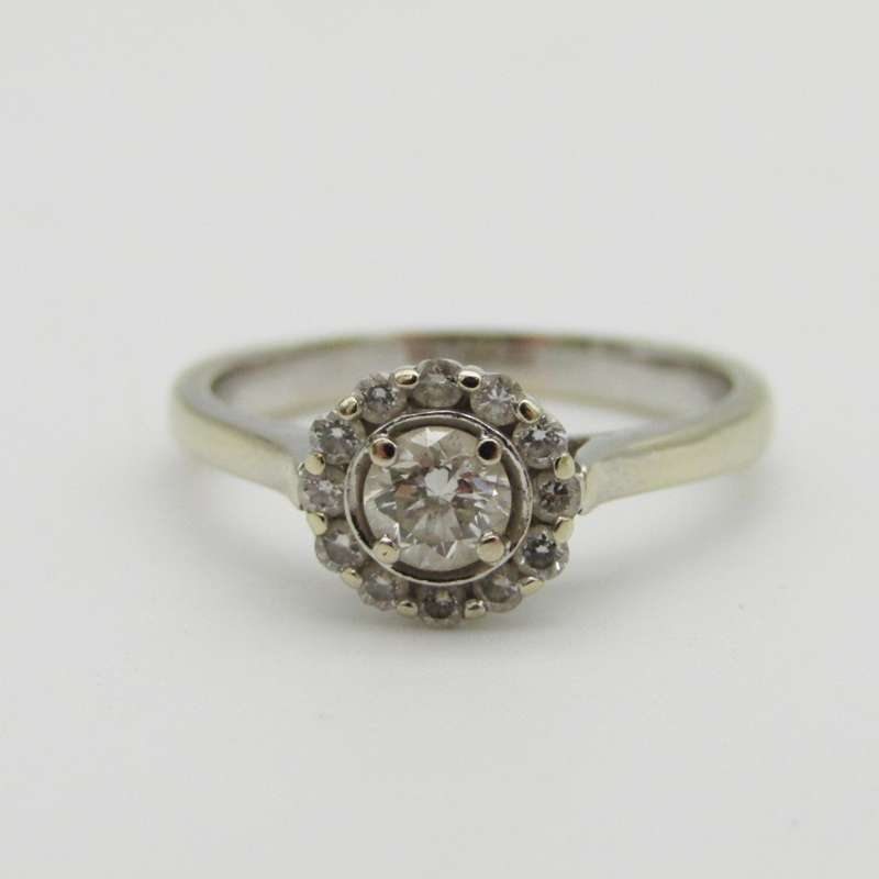 18kt White Gold Petals ring with 0,30ct diamond surrounded by 12 smaller diamonds