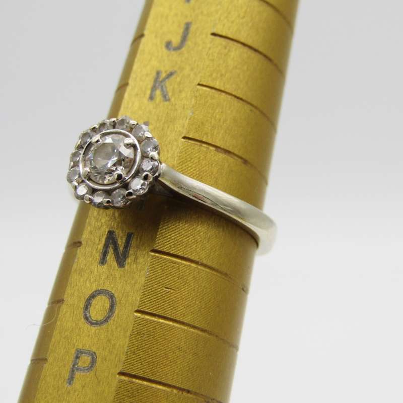 18kt White Gold Petals ring with 0,30ct diamond surrounded by 12 smaller diamonds