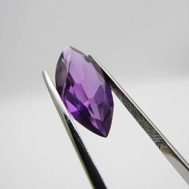 Lab grown sapphire of 8,177 carat - identical to a natural sapphire - Medium dark toned purple