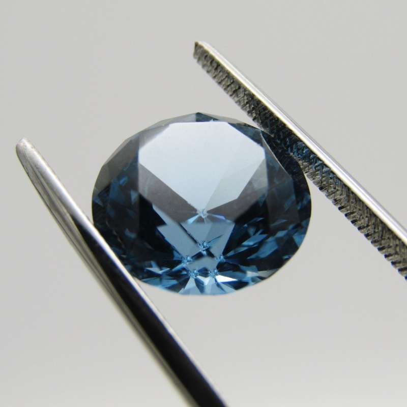 Lab grown Spinel of 7,528 carat - round brilliant cut - Medium dark toned blue