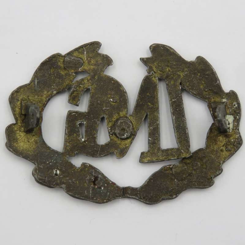 Light Machine gunner lead cast badge- wreath broken in centre