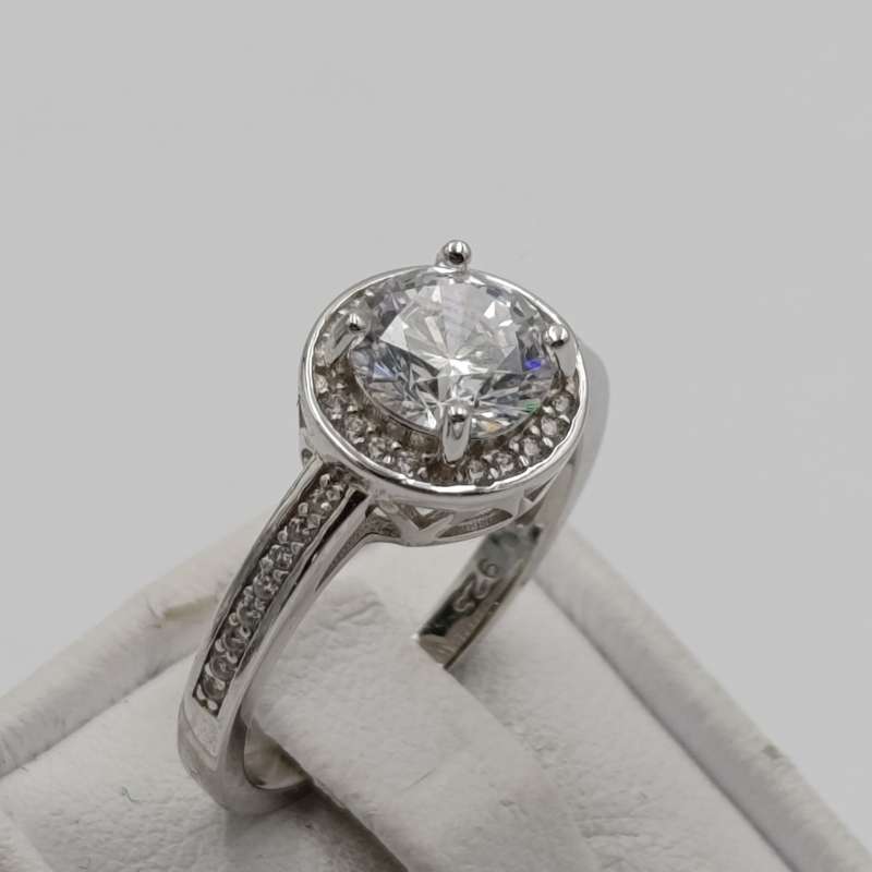 Stunning Sterling silver ring with clear stones - size M - 2.9g