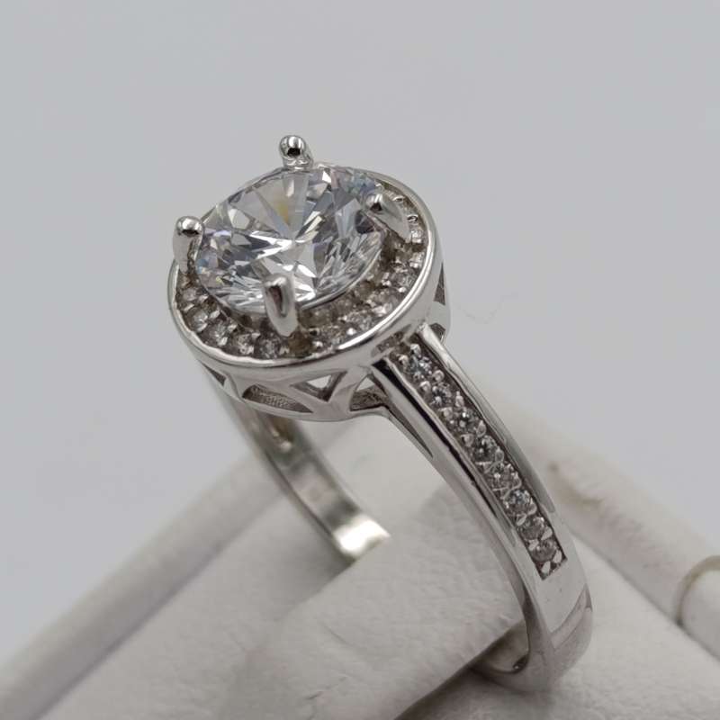 Stunning Sterling silver ring with clear stones - size M - 2.9g