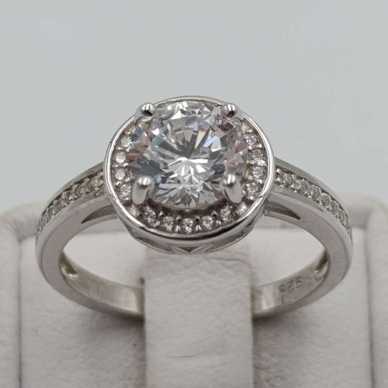 Stunning Sterling silver ring with clear stones - size M - 2.9g