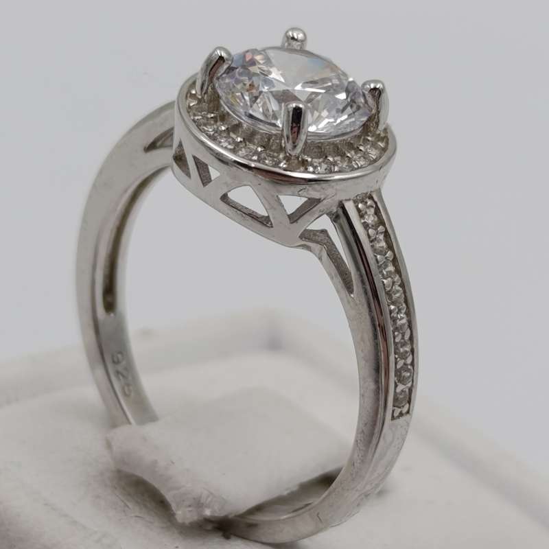 Stunning Sterling silver ring with clear stones - size M - 2.9g