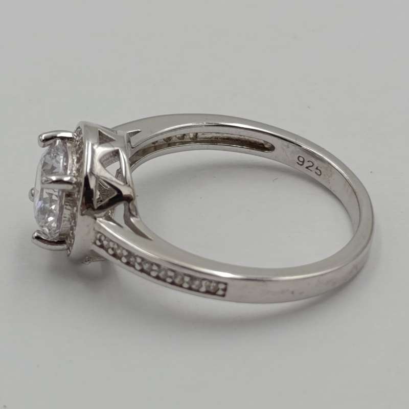 Stunning Sterling silver ring with clear stones - size M - 2.9g