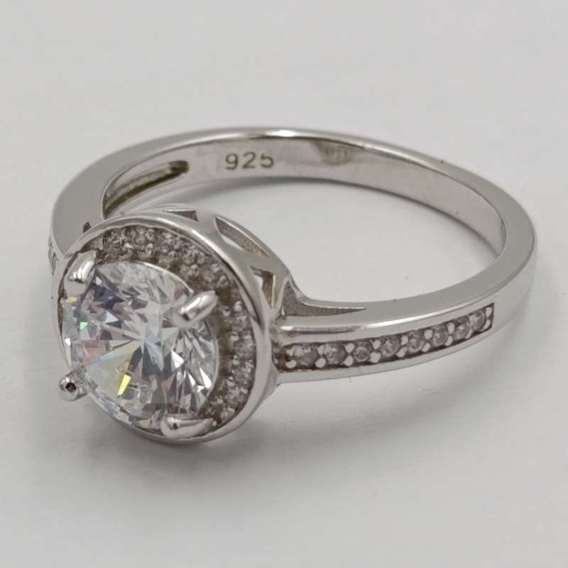 Stunning Sterling silver ring with clear stones - size M - 2.9g
