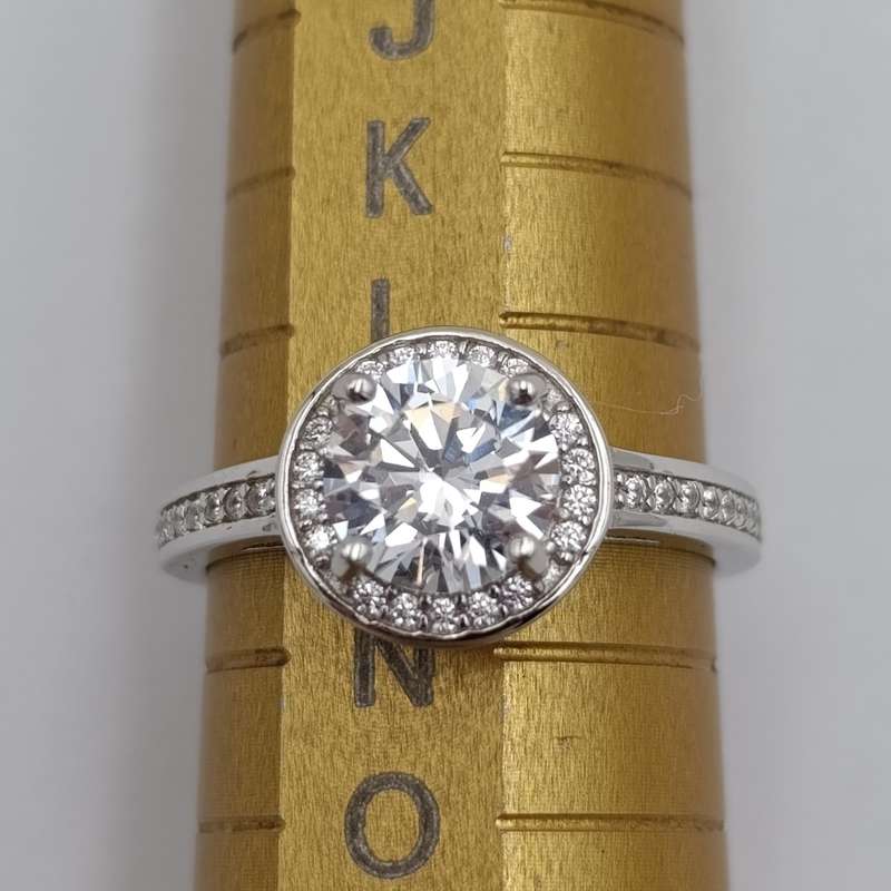 Stunning Sterling silver ring with clear stones - size M - 2.9g