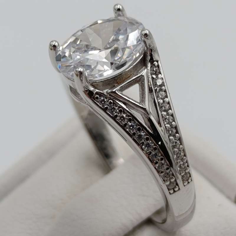 Stunning Sterling silver ring with large clear stone - size M - 3.7g