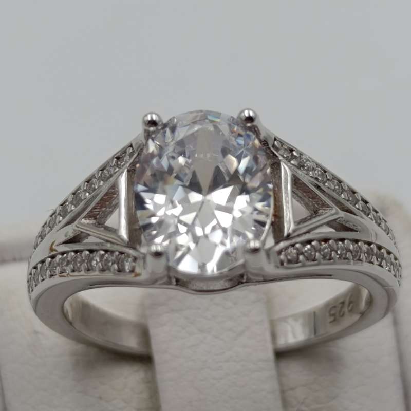 Stunning Sterling silver ring with large clear stone - size M - 3.7g