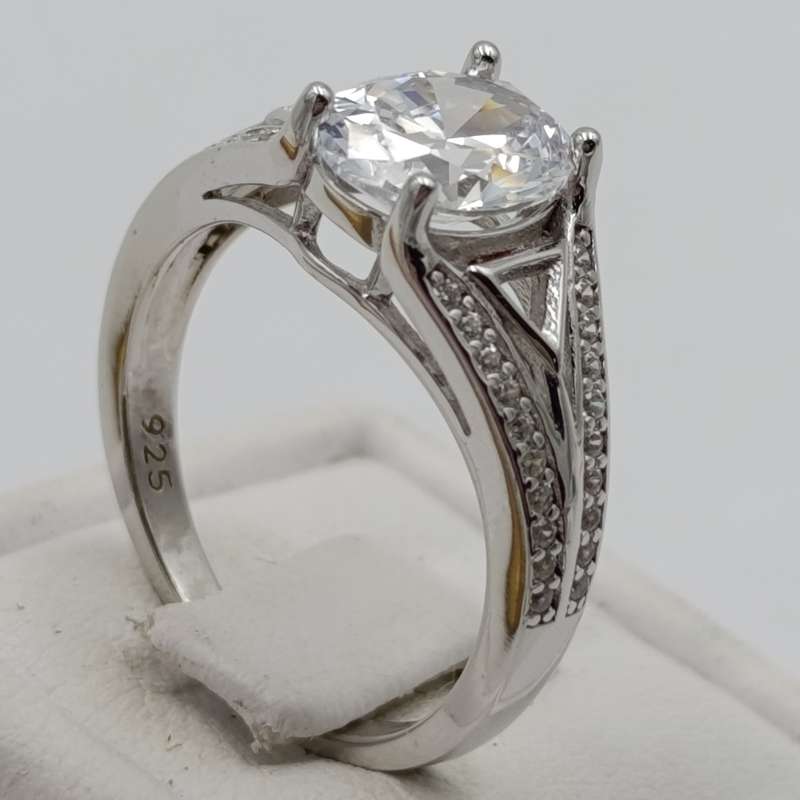 Stunning Sterling silver ring with large clear stone - size M - 3.7g