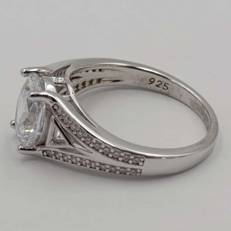 Stunning Sterling silver ring with large clear stone - size M - 3.7g