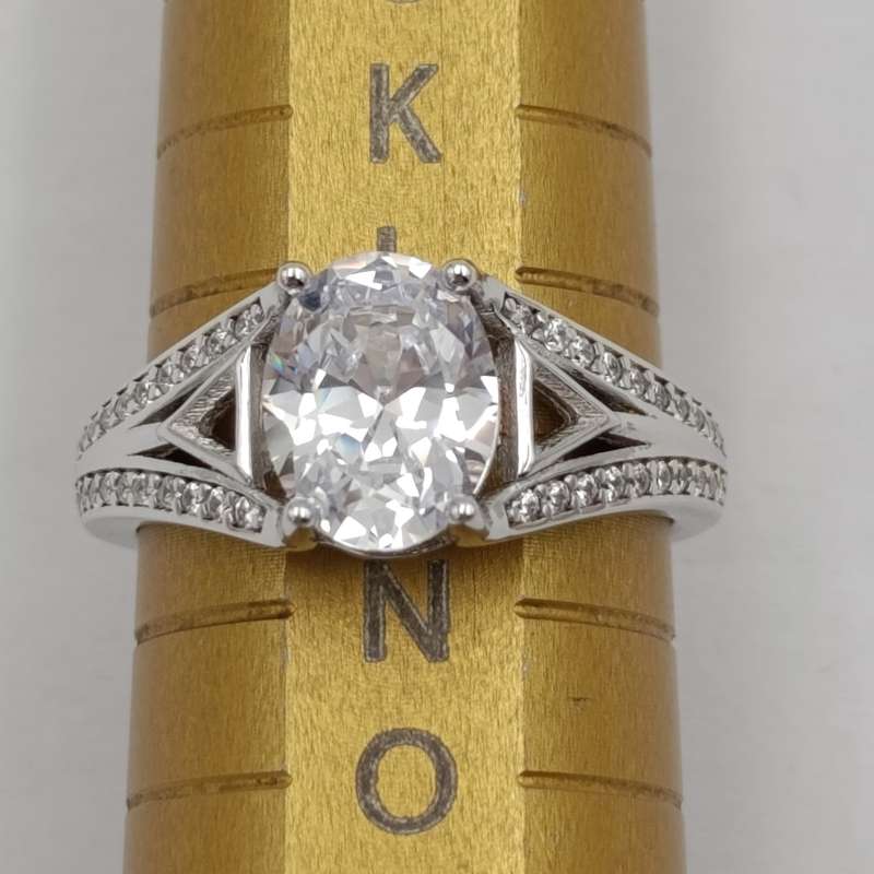 Stunning Sterling silver ring with large clear stone - size M - 3.7g