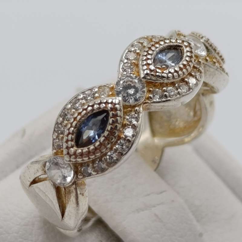 Interesting Sterling silver ring with blue and clear stones - size M - 3.7g
