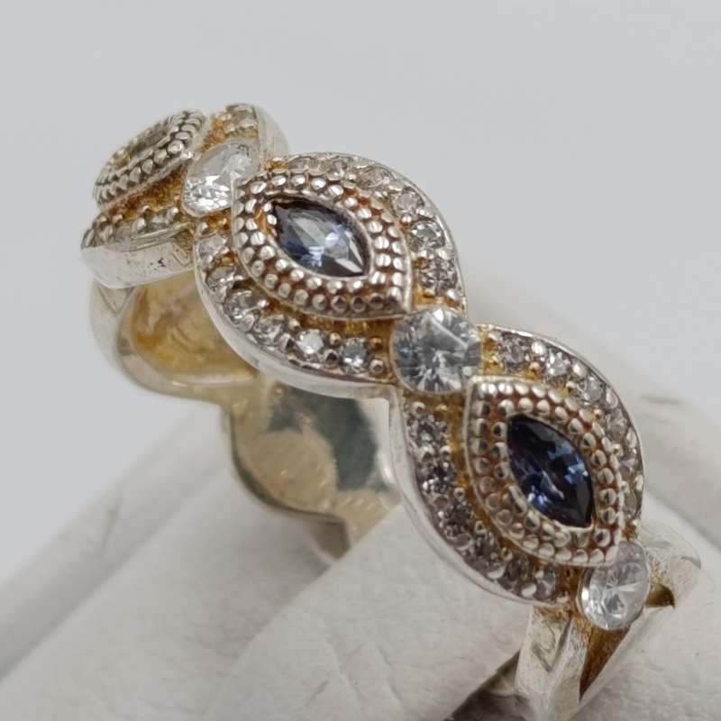 Interesting Sterling silver ring with blue and clear stones - size M - 3.7g