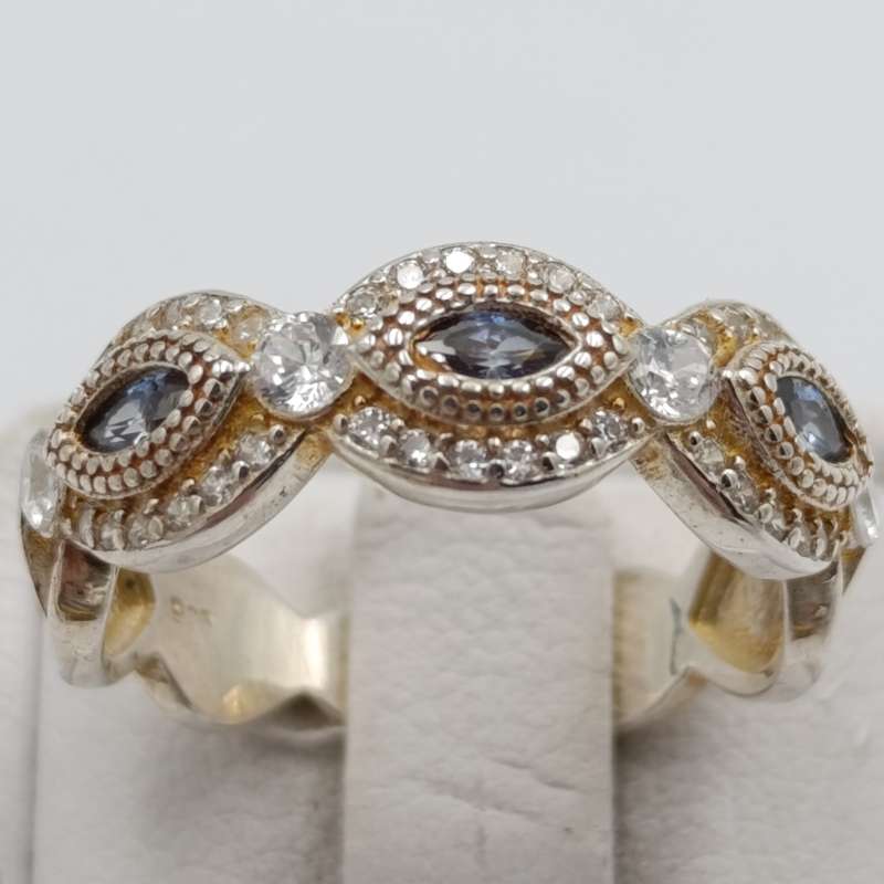 Interesting Sterling silver ring with blue and clear stones - size M - 3.7g