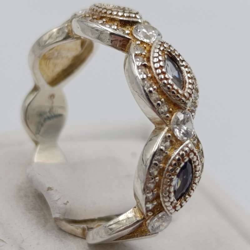 Interesting Sterling silver ring with blue and clear stones - size M - 3.7g