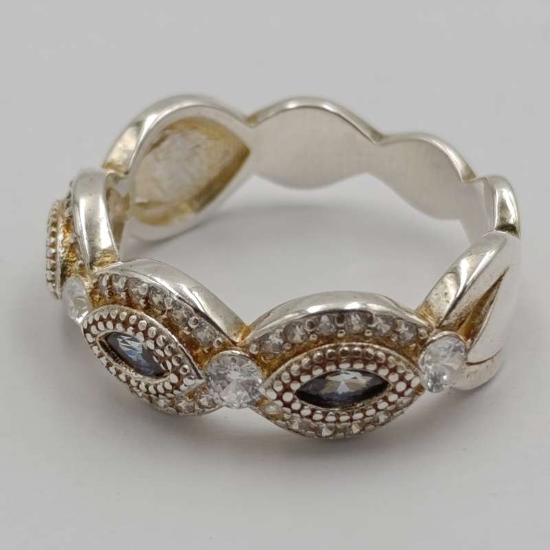 Interesting Sterling silver ring with blue and clear stones - size M - 3.7g