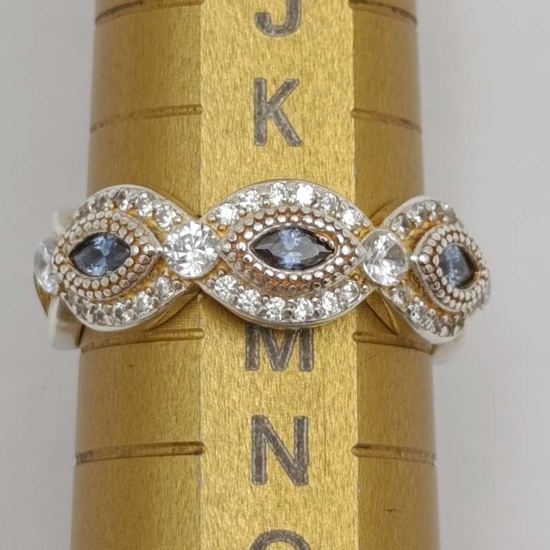 Interesting Sterling silver ring with blue and clear stones - size M - 3.7g