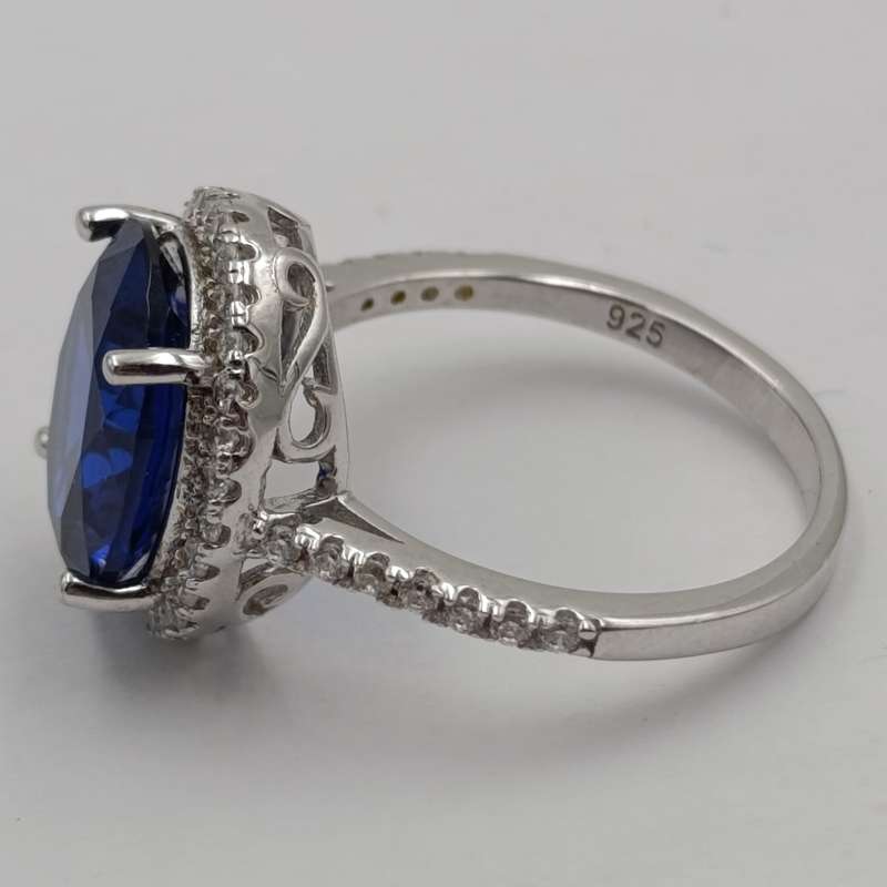 Beautiful Sterling silver ring with large stone - size M - 3.7g