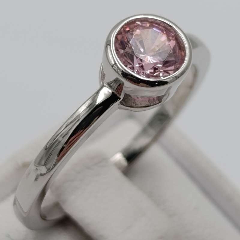 Beautiful Sterling ring with Pink stone - size R - 2.9g