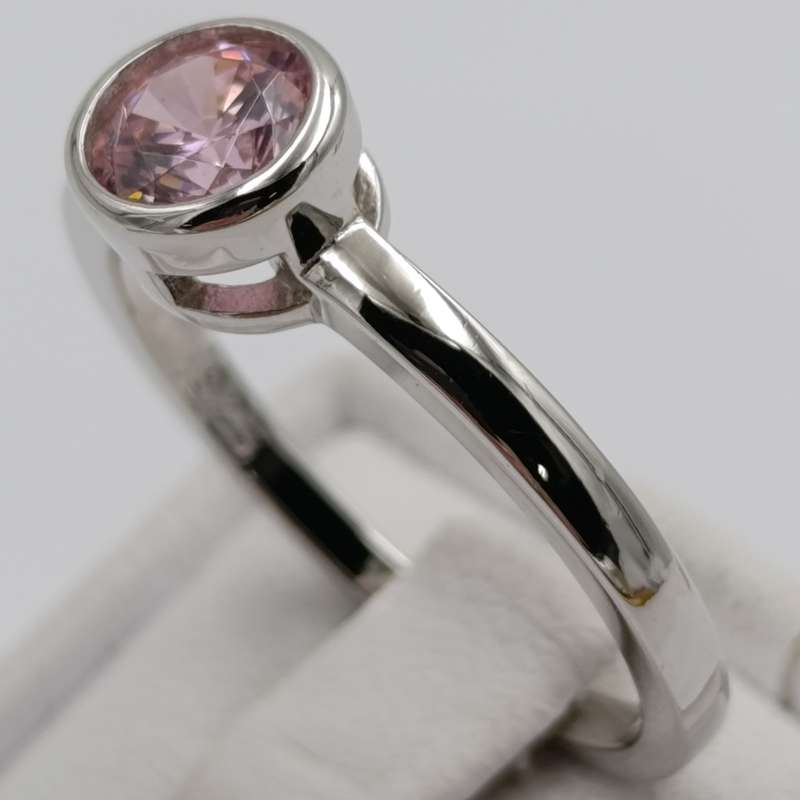 Beautiful Sterling ring with Pink stone - size R - 2.9g