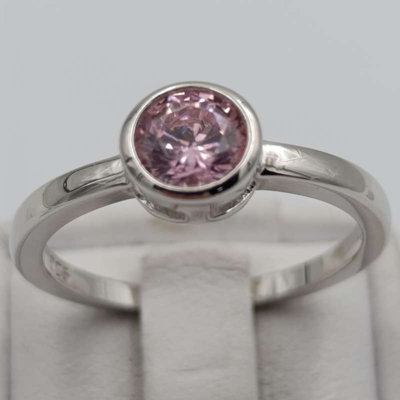Beautiful Sterling ring with Pink stone - size R - 2.9g
