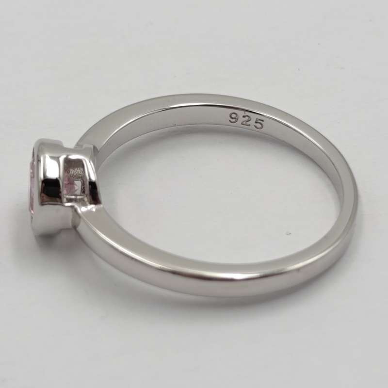 Beautiful Sterling ring with Pink stone - size R - 2.9g