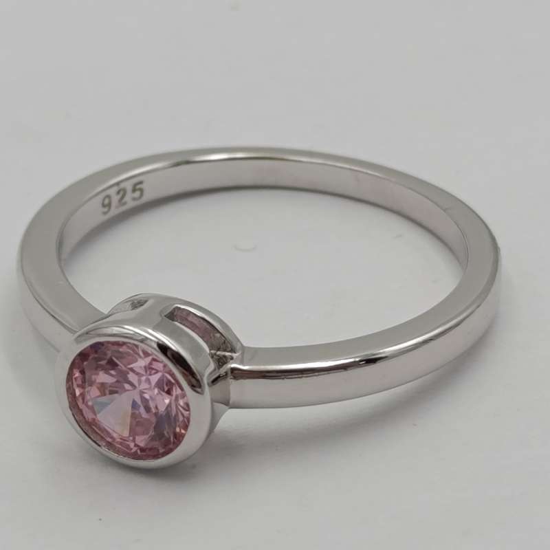 Beautiful Sterling ring with Pink stone - size R - 2.9g