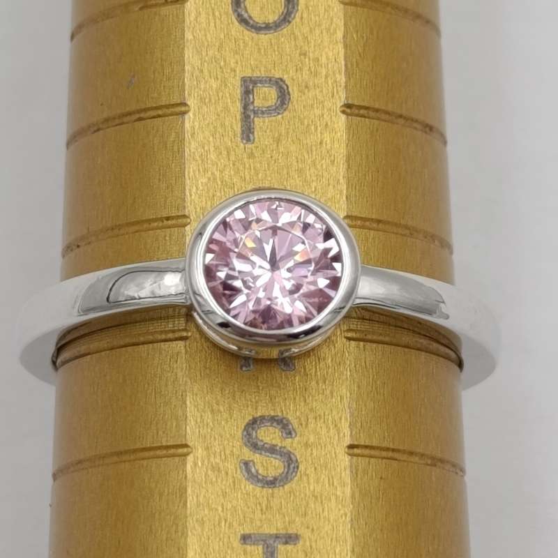 Beautiful Sterling ring with Pink stone - size R - 2.9g
