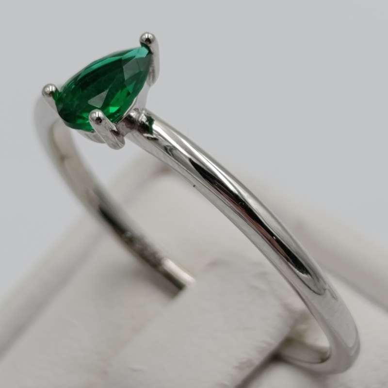 Sterling silver ring with green teardrop shaped stone - size U - 1.5g