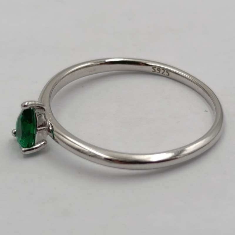 Sterling silver ring with green teardrop shaped stone - size U - 1.5g