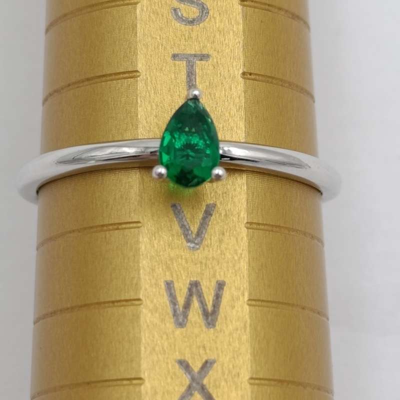 Sterling silver ring with green teardrop shaped stone - size U - 1.5g
