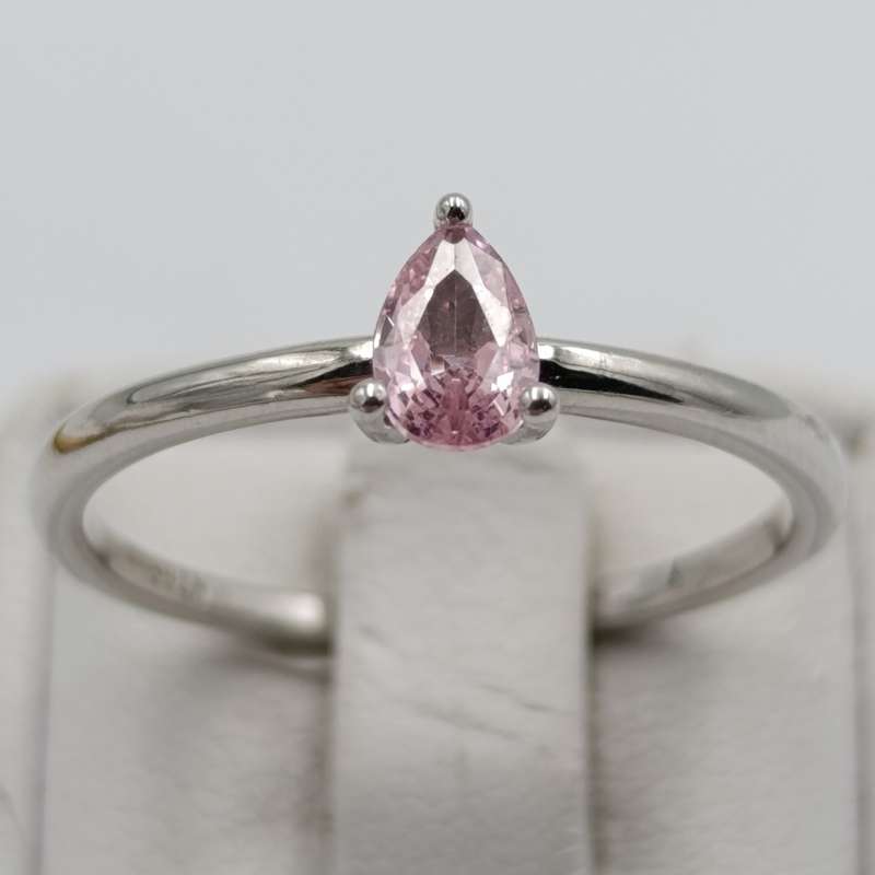 Cute Sterling silver ring with teardrop shaped pink stone - size R - 1.9g