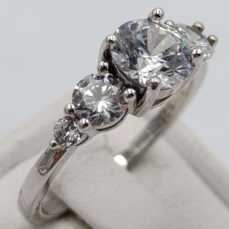 Gorgeous sterling silver ring with 5 clear stones - size O - 3.2g